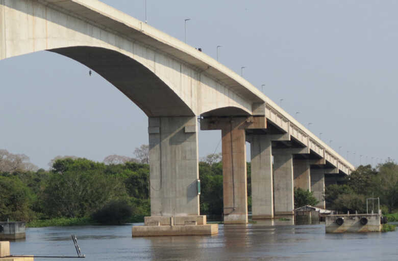 Ponte rodoviária sobre o rio Paraguai, na rodovia BR-262, entre os municípios de Miranda e Corumbá