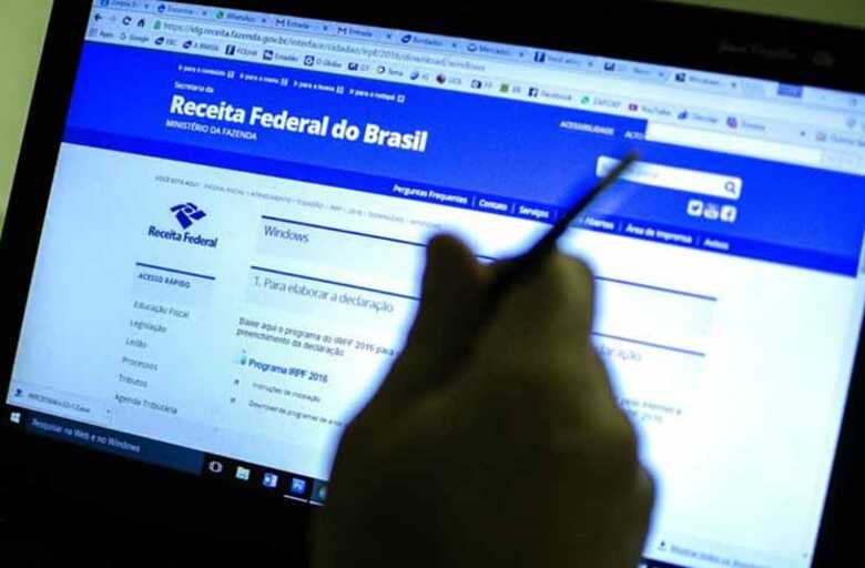 Para saber se teve a declaração liberada, o contribuinte deverá acessar a página da Receita na internet  ou ligar para o Receitafone 146