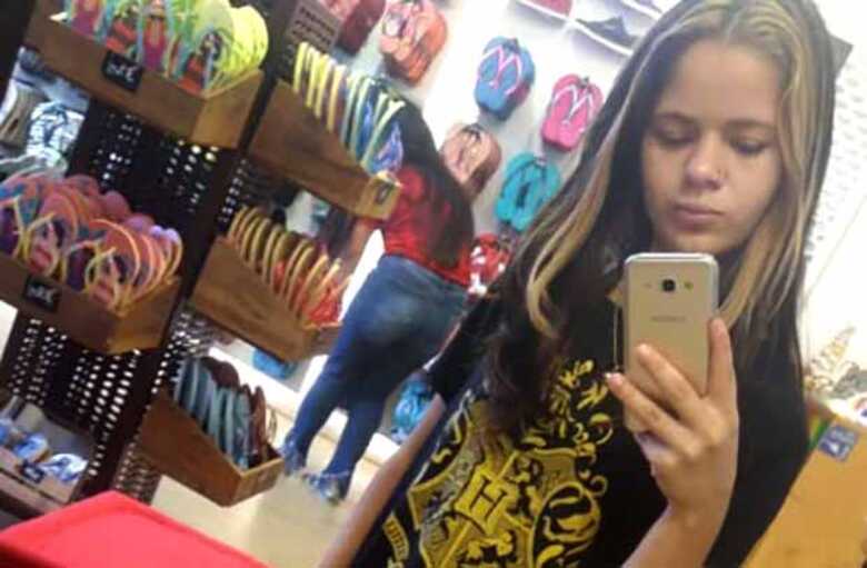 Regiane Alves Medeiros Alcunha, 22 anos, que está desaparecida há duas semanas na capital