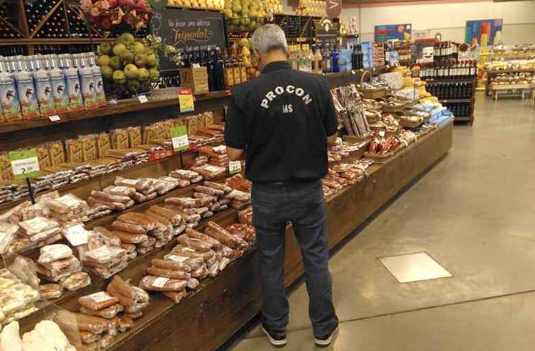 Supermercado Real, na capital, foi autuado pelo Procon após constatado várias irregularidades