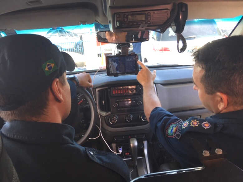 Policiais contam com aplicativo e câmeras de segurança para prevenção a crimes no centro
