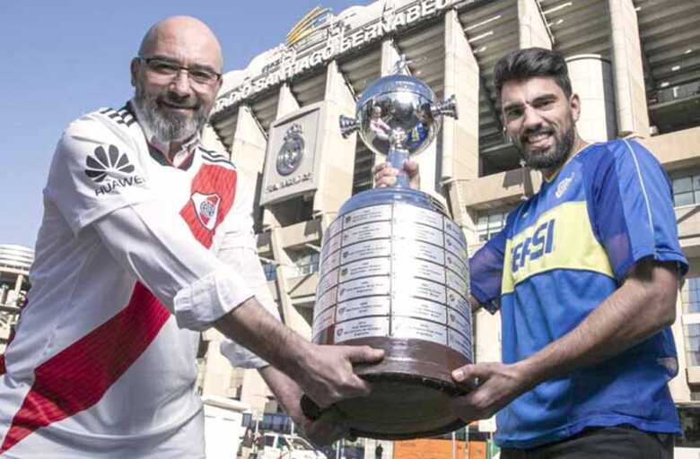 Torcedores de Boca e River tiram foto com uma replica da Taça da Libertadores em Madri