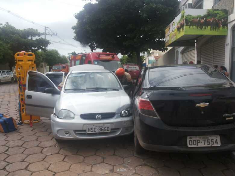 O motorista bateu em um carro estacionado