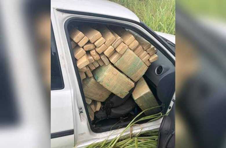 Dentro da pick-up foram encontrados vários tabletes e fardos contendo maconha