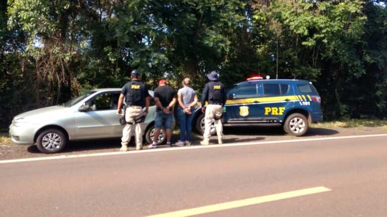 O casal, o veículo e a droga foram encaminhados à Delegacia de Polícia Civil de Anastácio