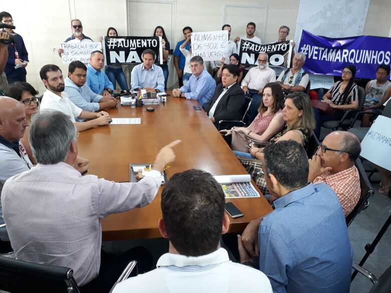 Prefeito recebeu representantes empresariais e manifestantes para tratar de possível veto a reajuste de vereadores