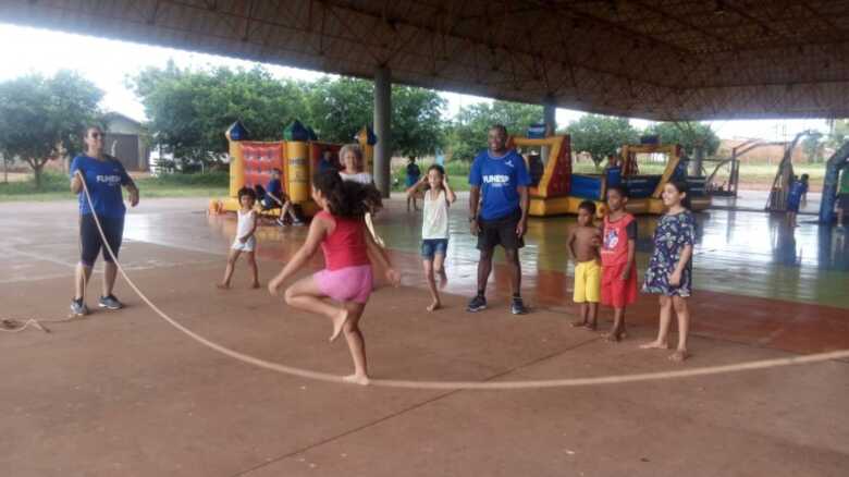 Muitas crianças e adolescentes estavam no Parque Tarsila do Amaral participando do projeto