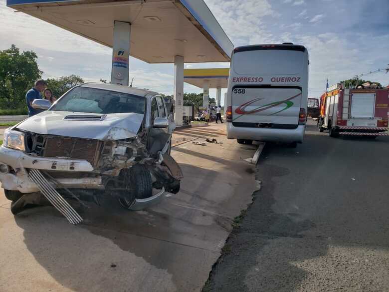 A caminhonete ficou completamente destruída e o ônibus teve pequenos danos na frente