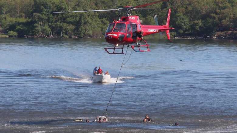 O helicóptero caiu na Baia de Guanabara, no Rio de Janeiro; a equipe reforçava o patrulhamento na região