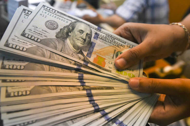 Na véspera, a moeda norte-americana fechou em baixa de 0,41%, a R$ 3,699