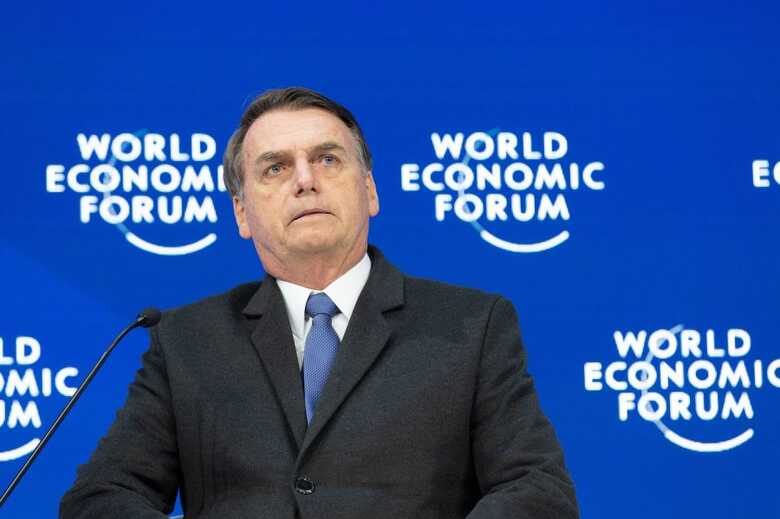 Momentos após da primeira explicação, outro assessor disse que Bolsonaro tinha cancelado para se poupar, pois estava com a agenda carregada