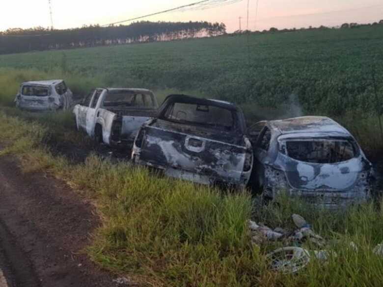 Os carros que teriam sido usados no crime, foram encontrados queimados na região