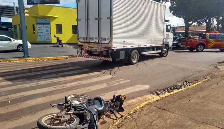 Motociclista morre depois de colidir em caminhão