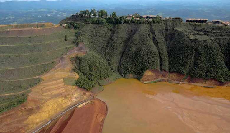 Barragem de rejeitos da mineradora Vale se rompe em Brumadinho, Minas Gerais