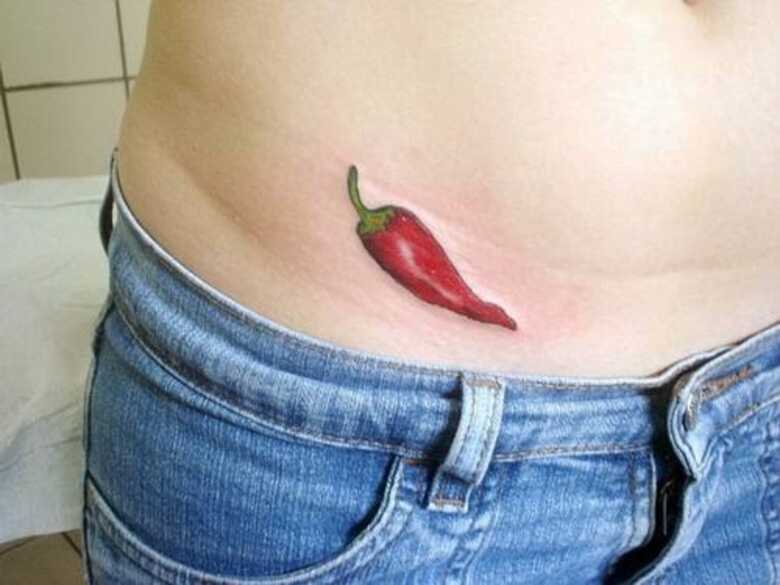 Mulher relatou que postou uma foto nas redes sociais mostrando suas tatuagens e começou a ser elogiado por amigos
