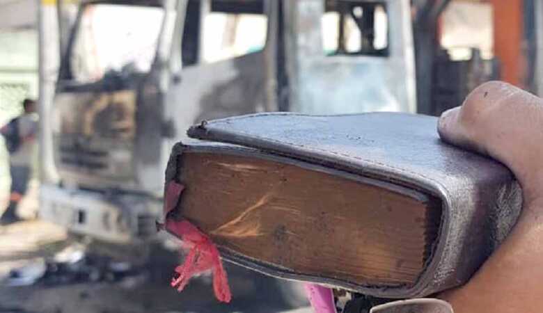 A biblía não foi atingida pelas chamas, embora o caminhão tenha sido totalmente queimado