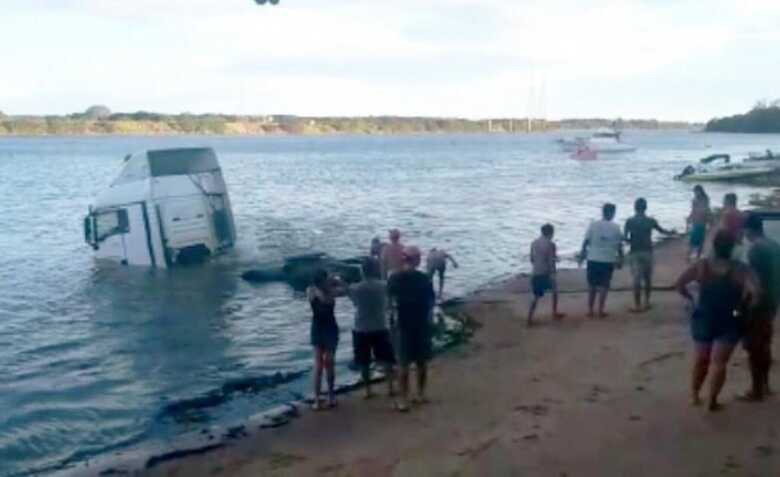 O caminhão caiu no rio Paraná e precisou de outro para sair da água