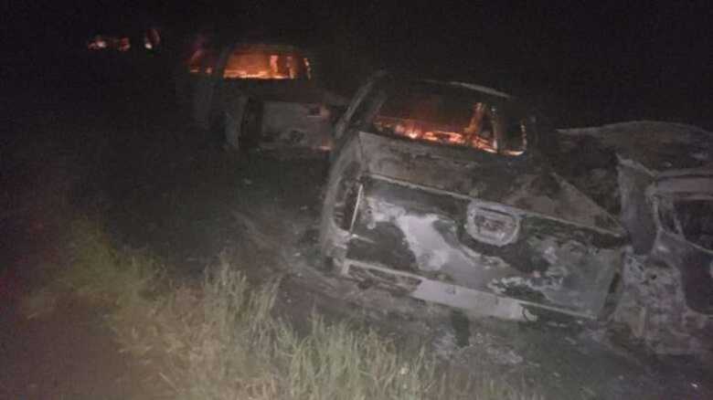 Carros que teriam sido usados no crime, foram encontrados queimados no lado paraguaio da fronteira