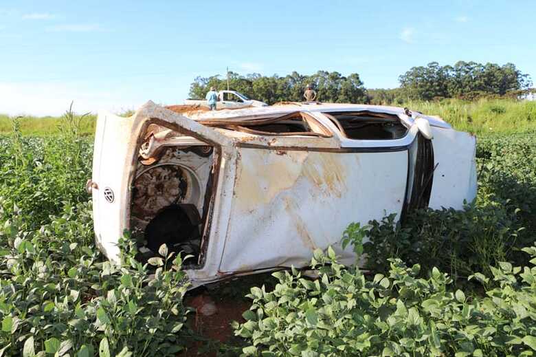 O carro capotou e foi parar em uma plantação de soja, à beira da rodovia