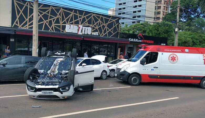 O motorista perdeu o controle ao ser "fechado", bateu em carro estacionado e capotou