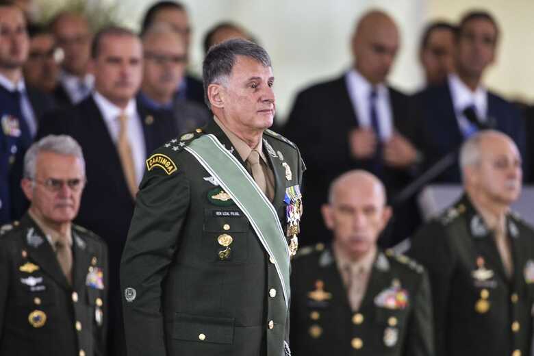 “Nós não devemos modificar o nosso sistema”, disse após assumir o comando do Exército