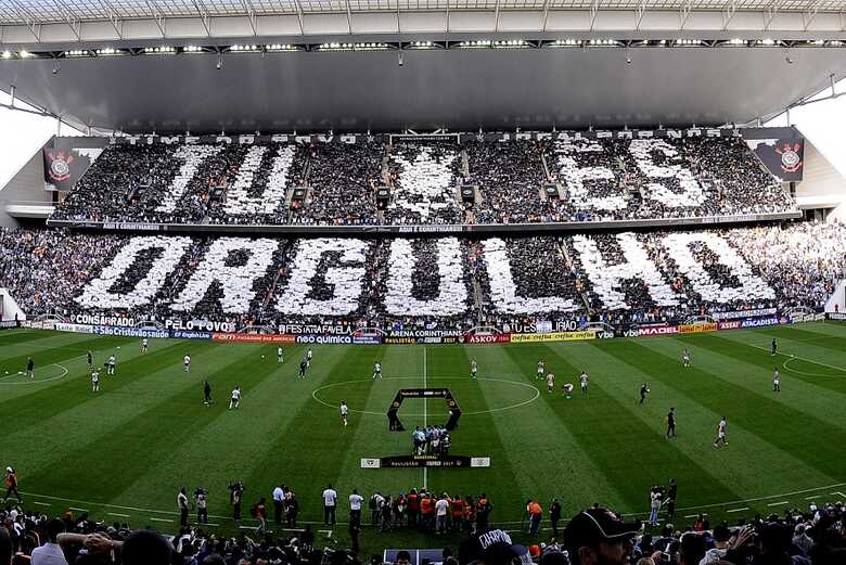 Torcida corintiana fazendo a festa nas arquibancadas da Arena Corinthians