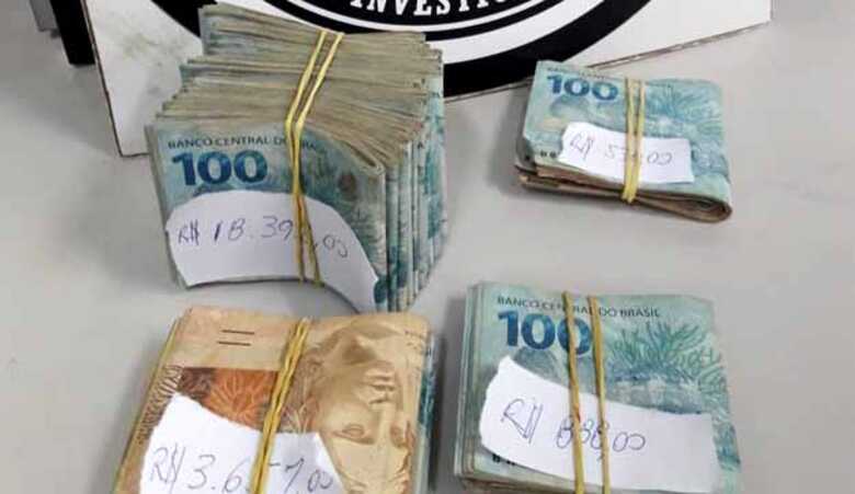 O dinheiro e o caderno de anotações financeiras  foram apreendidos pela Polícia Civil