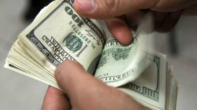 O dólar fechou cotado a R$ 3,715 na venda