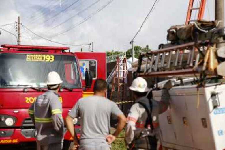 O Corpo de Bombeiros foi acionado, mas, o homem morreu antes da chegada dos socorristas. O corpo ficou pendurado no muro