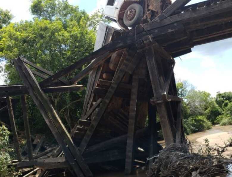 Ponte acabou desabando com o peso e veículo ficou pendurado