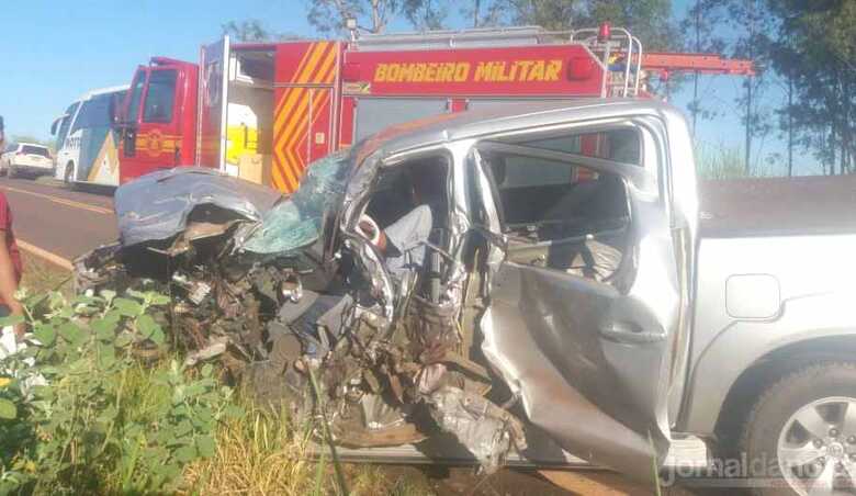 Acidente na MS-276 deixou três feridos no trecho Ivinhema a Deodapólis; condutor da caminhonete ficou preso às ferragens