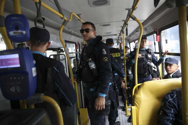 Agentes federais realizando a segurança dentro dos ônibus coletivos da cidade