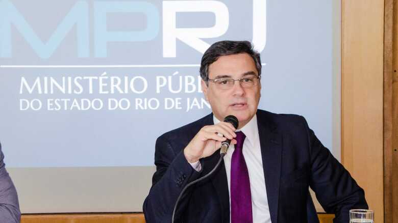 O procurador-geral de Justiça do Rio de Janeiro diz que não tem dúvidas que as mortes tem relação com o que ele chama de “organizações criminosas”