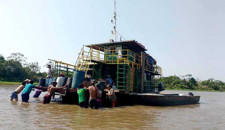 Viajem de lancha que durava 12 horas, chega a durar até quatro dias e, em alguns trechos, os passageiros têm que descer para empurrar a embarcação