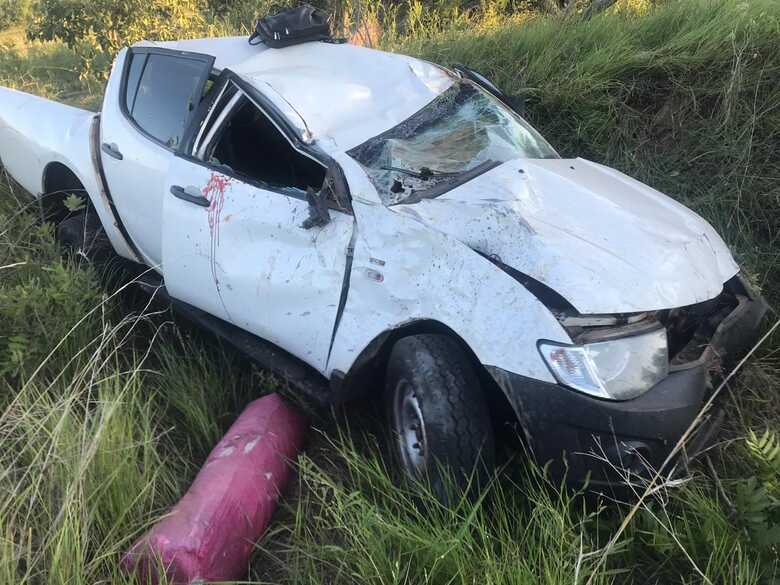 O motorista tentou foi desviar de um buraco e perdeu o controle da direção; o veículo foi parar na vegetação, à beira da estrada