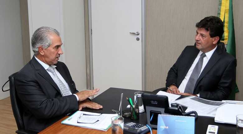 O governador Reinaldo Azambuja e o ministro da Saúde Luiz Henrique Mandetta durante reunião