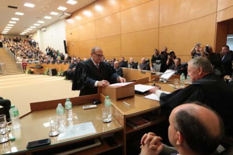 O desembargador Paschoal Leandro no momento da posse, no plenário do Tribunal Pleno