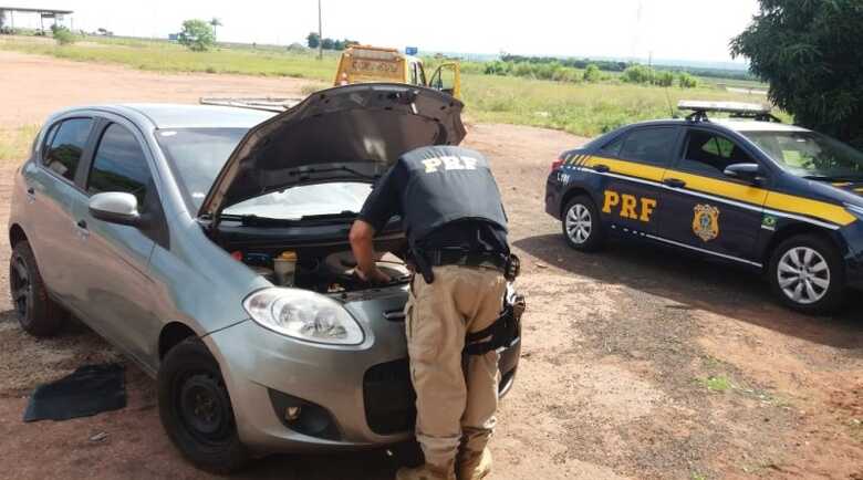 Os policiais encontraram o veículo destrancado, sem os bancos traseiros e com placas aparentes de Várzea Grande - MT