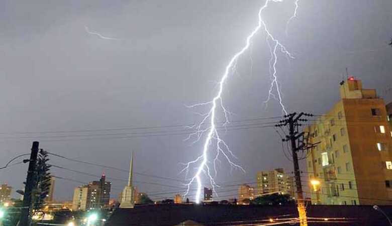 Devido a sua localização na zona tropical, o Brasil, é mais quente e mais favorável à formação de tempestades elétricas