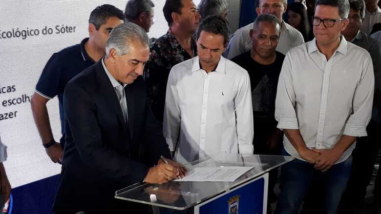 O governador Reinaldo Azambuja e o prefeito Marquinhos Trad durante a assinatura nesta manhã