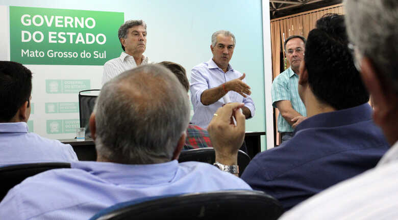 O governador Reinaldo Azambuja e o secretário de Infraestrutura, Murilo Zauith em reunião com representantes da Agesul
