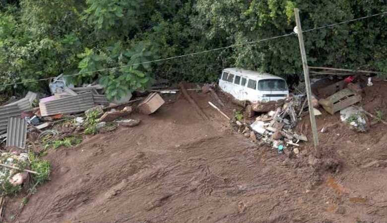 Cerca de 100 pessoas estão ilhadas, das quais, nove foram resgatadas