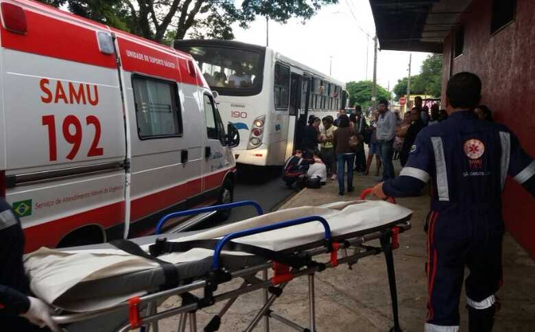 Motociclista não teria respeitado a sinalização, e teria colidido contra um ônibus que passava pelo local