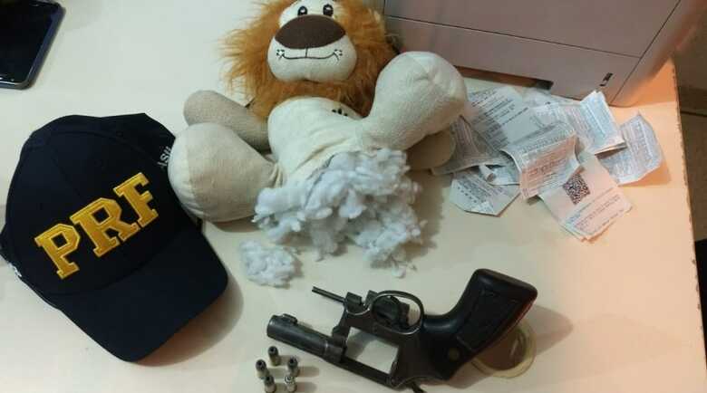 Além da arma, a Polícia Rodoviária Federal encontrou três quilos de maconha dentro do brinquedo