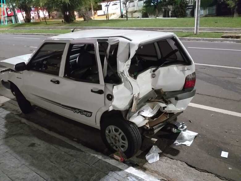 O carro ficou completamente destruído