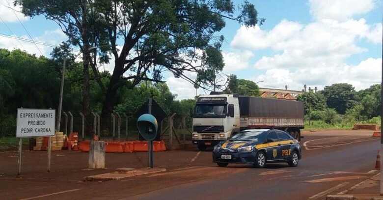 O condutor declarou que pegou o caminhão carregado em Dourados e levaria até São Paulo