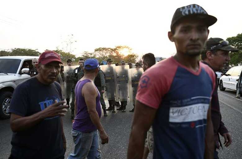 Venezuelanos observam fechamento de estradas pela Guarda Nacional
