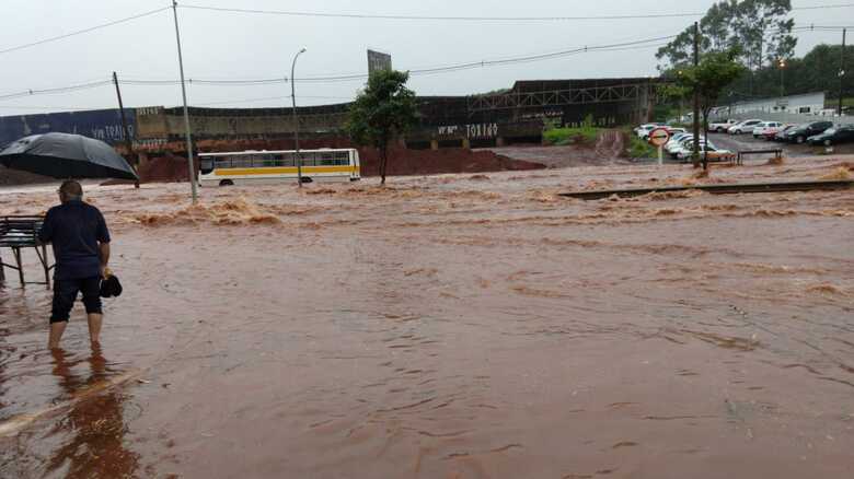 Chuva que atingiu a capital nesta terça deixou carros ilhados e ruas intransitáveis