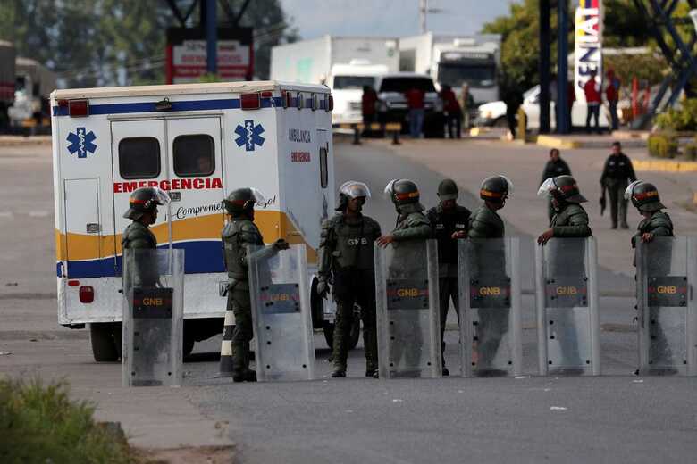 Guaidó pediu aos militares que coloquem a mão no coração e deixem os caminhões com ajuda humanitária passarem