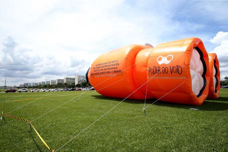 Para marcar o lançamento, um binóculo gigante foi instalado em frente ao Parlamento